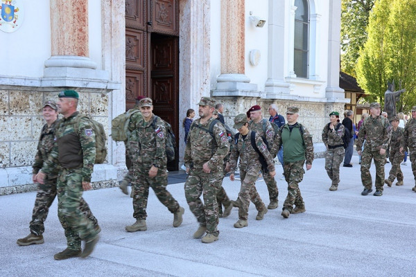 O čem so se vojaki pogovarjali na poti na Brezje?